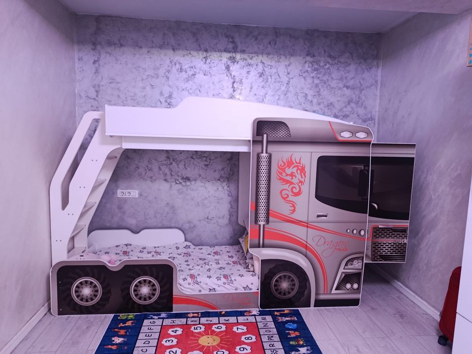 Vand pat suspendat tip camion