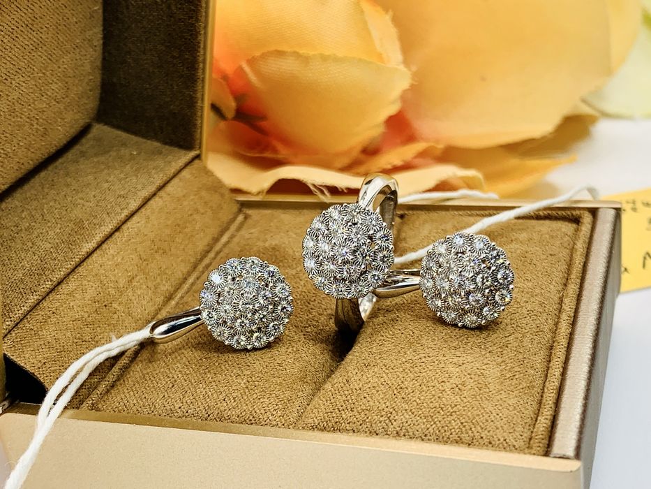 Благородный золотой комплект – серьги и кольцо с бриллиантами