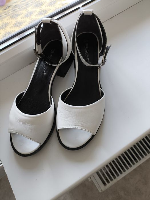 Натуральные кожаные босоножки