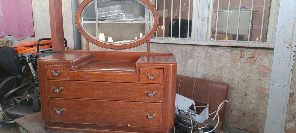 Тоалетка с огледало старинна