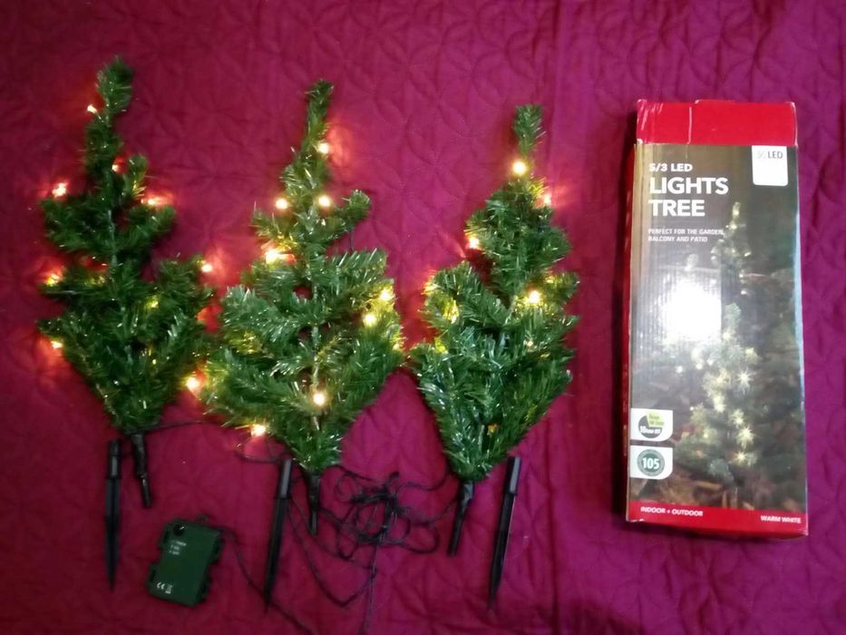 3 броя свързани елхи с LED лампички.Закачалки розови сърца.