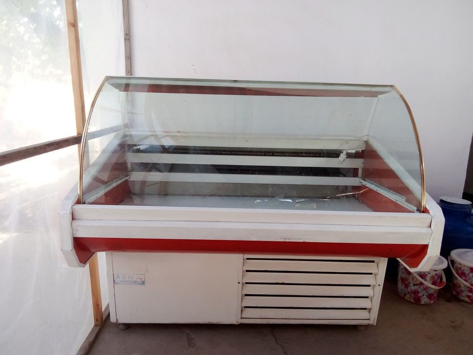 Витрина холодильник сотилади