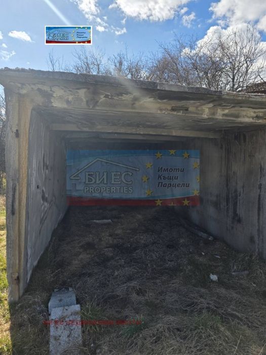 УПИ в с. Кошарево 420 м² със собствен водоизточник и 2 гаражни клетки