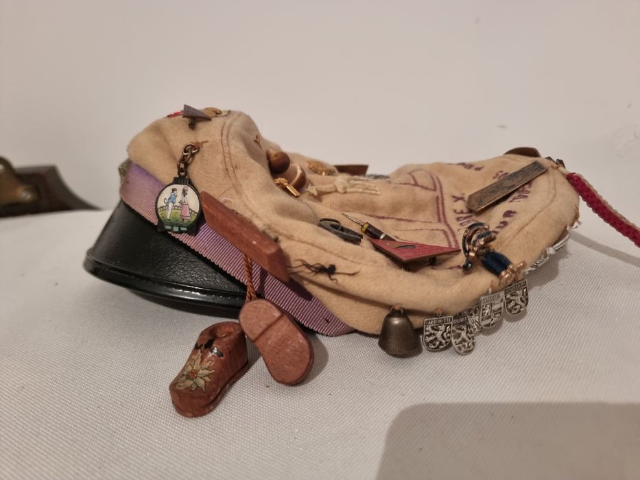 Toca studenteasca belgiana ULB, anii 1960, decorata cu insigne