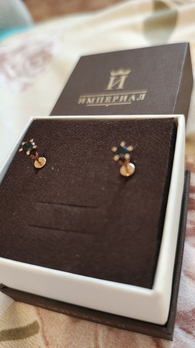 Золотой гвоздик с сапфиром