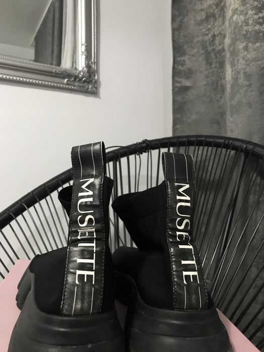 Adidasi Musettee