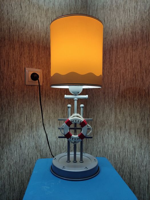 Настольная лампа с кармашкой