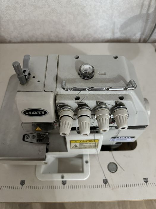 Продам оверлок машинку