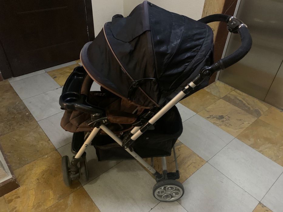 Хорошая черная коляска
