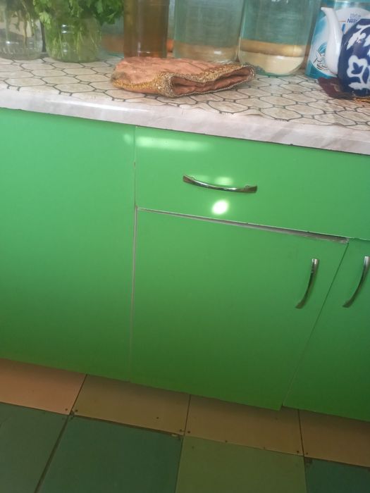 Продаётся куханый гарнитур 2 метра ,за 1млн 400 тыс сум.