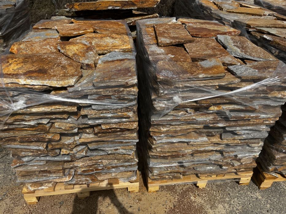 Жълто-кафяв естествен камък за под - гнайс