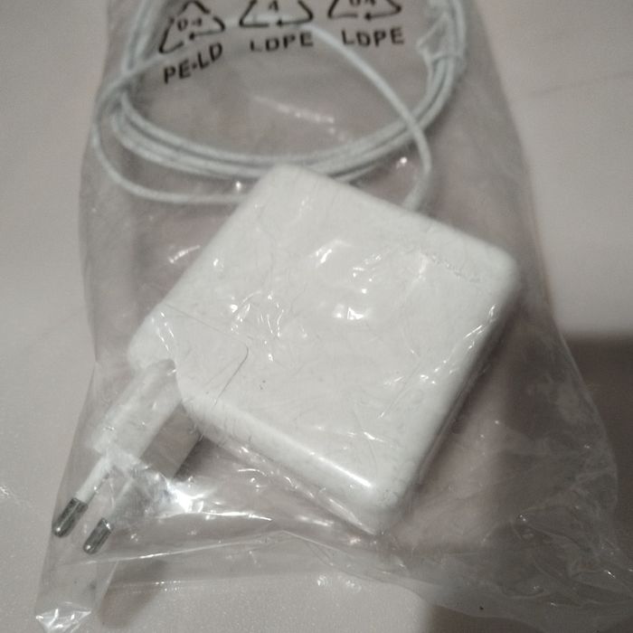 Продам зарядное устройство на macbook.