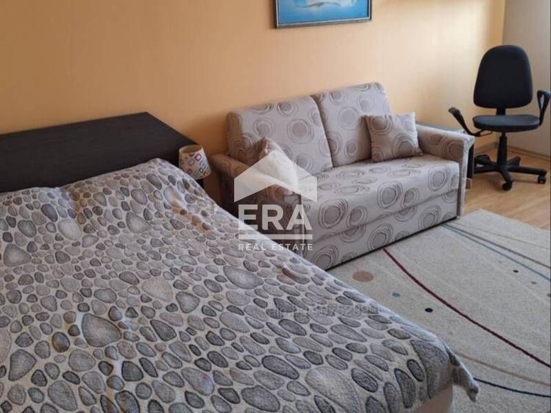 Тристаен апартамент до у-ще Св.,, Иван Рилски,,