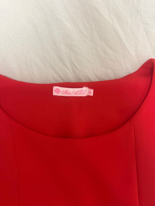 Rochie roșie cu imprimeu, lungime până la genunchi. Ușoară, perfectă pentru vară sau ieșiri casual
