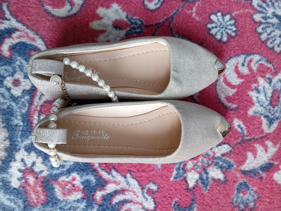 Holati yaxwi oyoq kiyimlar