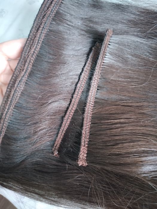Аккуратно прошиваю волосы для наращивания