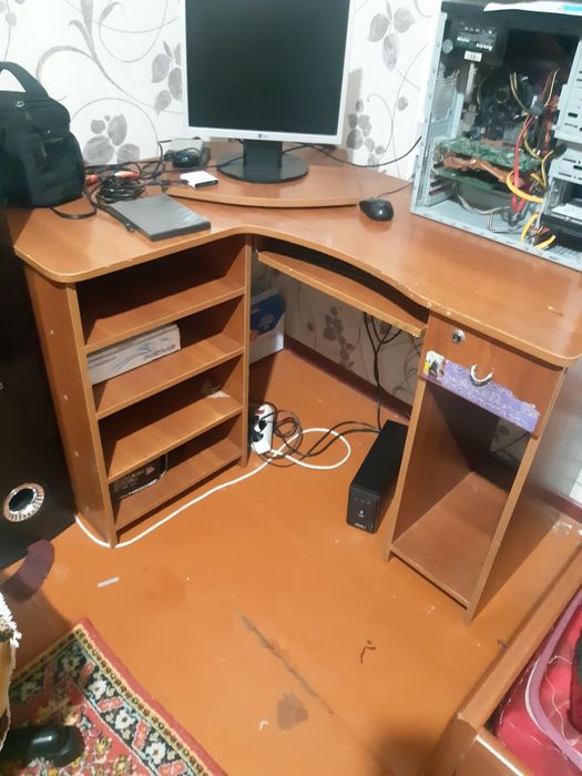 Компьютерный стол ПРОДАМ СРОЧНО