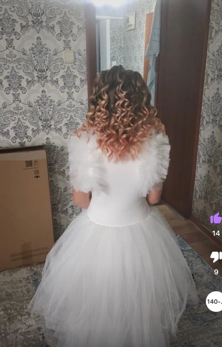 Продам платье на девочку размер 140-146