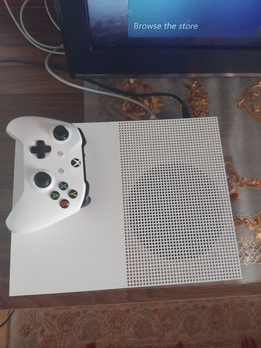 Consola xbox one s + contul cu assasin creed unuty si need for speed+.