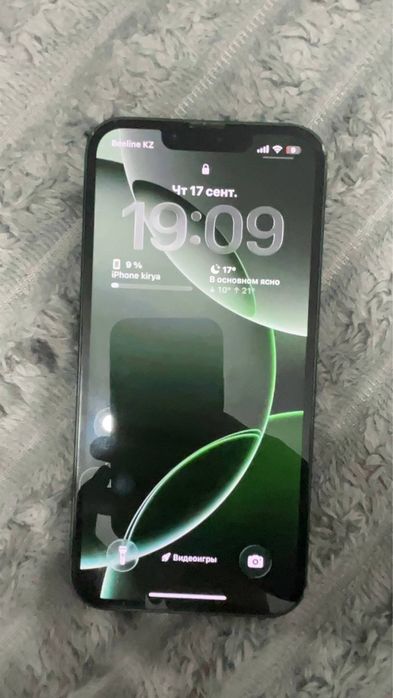Телефон iPhone 13
