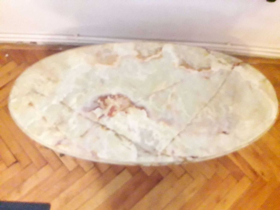 Masa ovala cu cadru si picor din bronz blat din onix