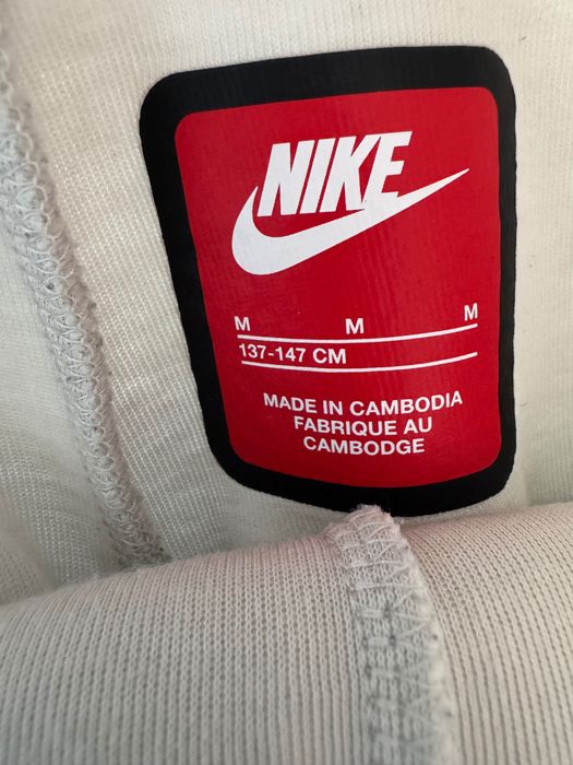 Детски долнища Nike Tech Fleece.