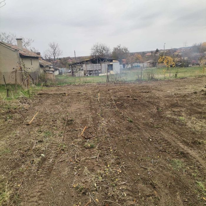 Продавам 1 дка празен,равен  парцел -гр.Плиска.