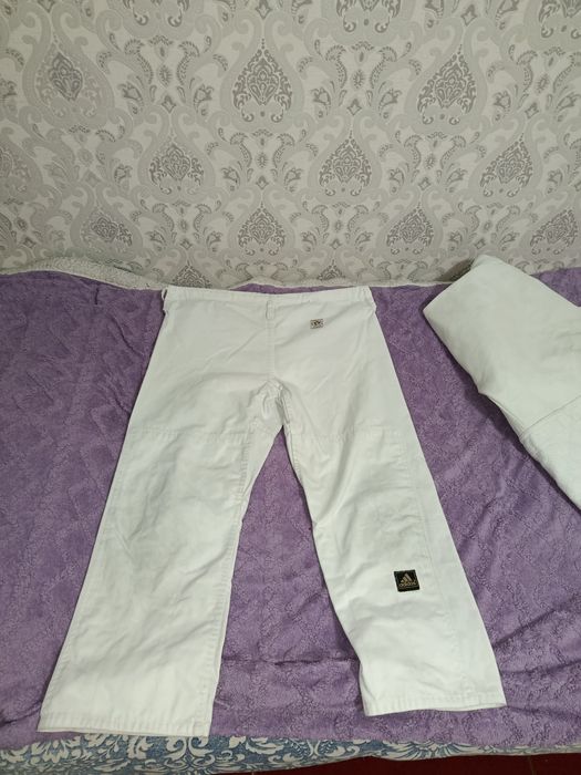 Кимоно (дзюдо) сатылады. Adidas бренді, жағдайы жақсы.