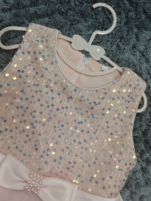 Продам нарядное платье для девочки 110р