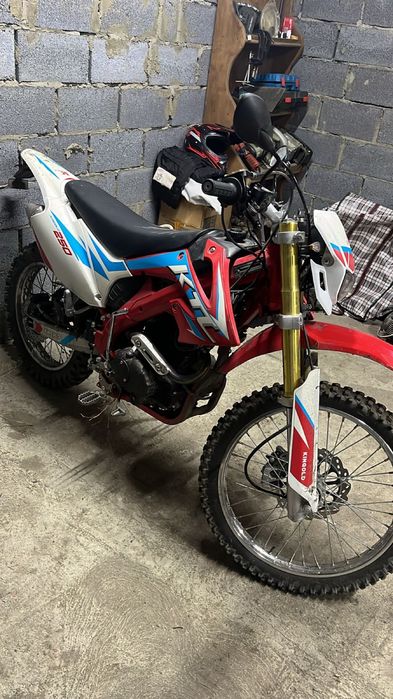 Продам мотоцикл 250 кубов