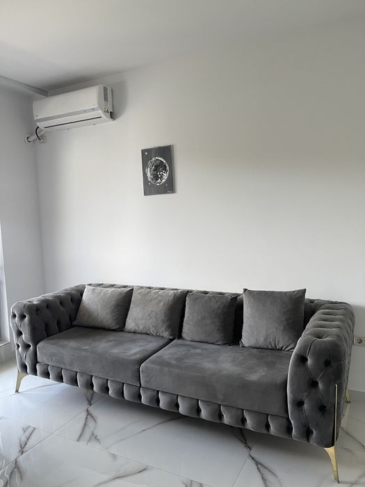 Set Canapea + 2 fotolii model Chesterfield tapitate cu catifea gri pret negociabil (se vand si separat: canapea:2500 lei si fotoliile:1000 lei)