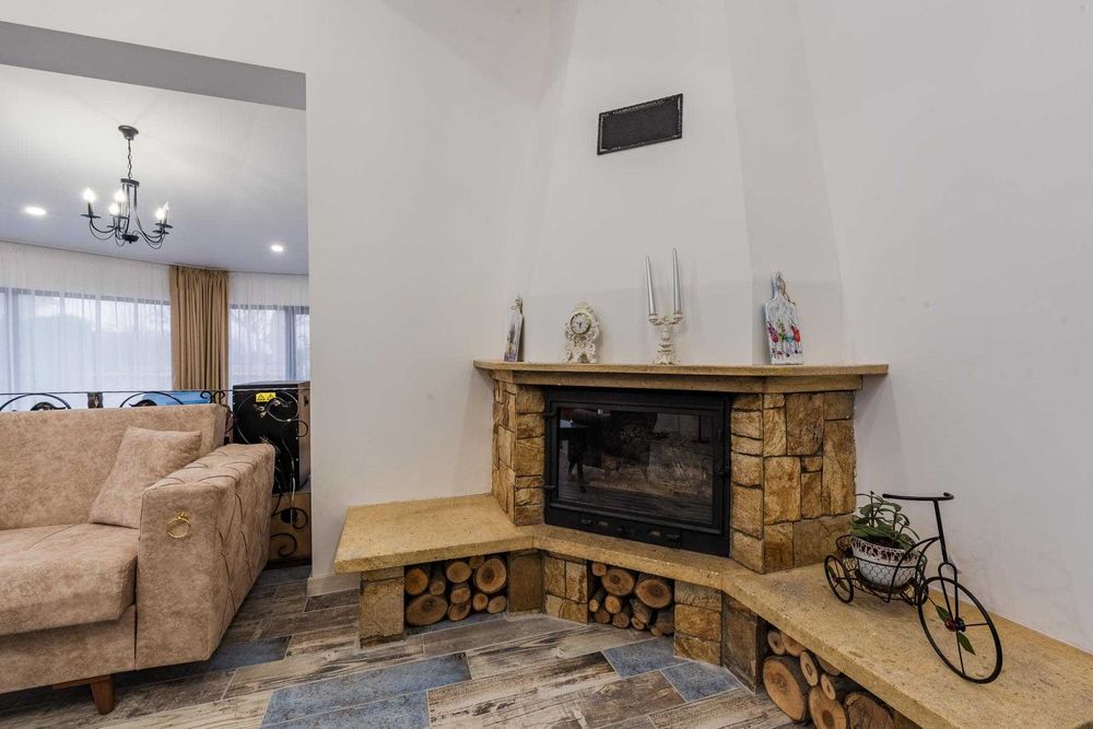 Луксозна къща с басейн, голям двор - парк, лятна веранда