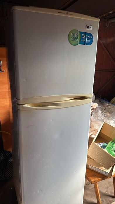 Продам холодильник работает