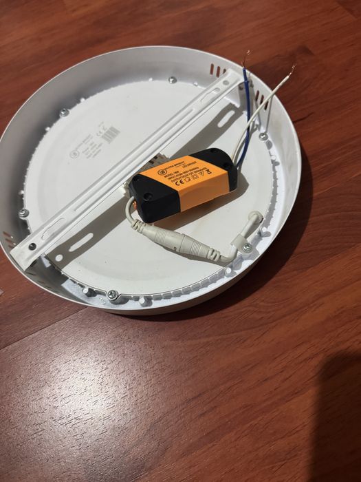 Plafoniera cu senzor de miscare