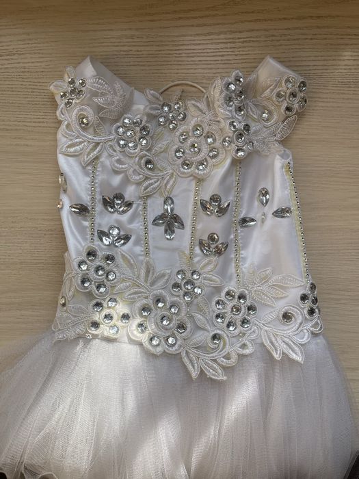 Платье нарядное белое на девочку