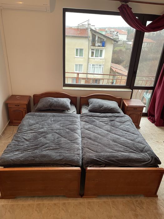 Легла с гардероб за спалня