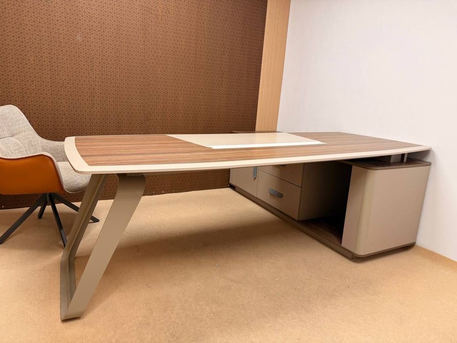 Продается директорский стол / Офисная мебель