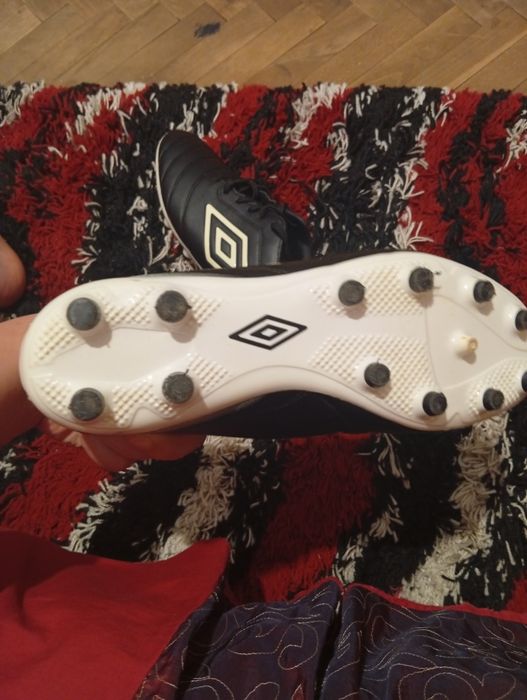 Ghete de fotbal umbro mărimea 44 zgâriat un pic în părți prețul este de 180 de lei doar cu cash nu primim cu cardul  folosiți