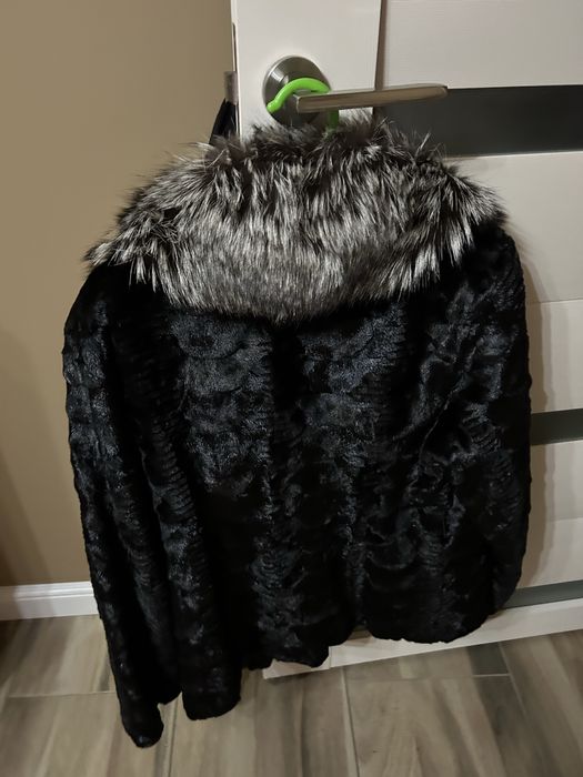 Haina blana naturala nurca cu guler de vulpe polara.