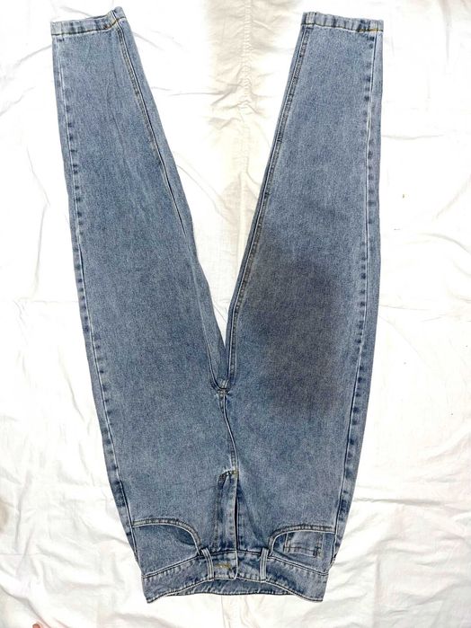 Модные красивые джинсы