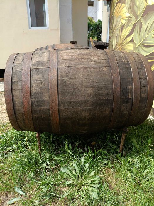 Продавам 2 бр Бурета 250кг. И 300кг.