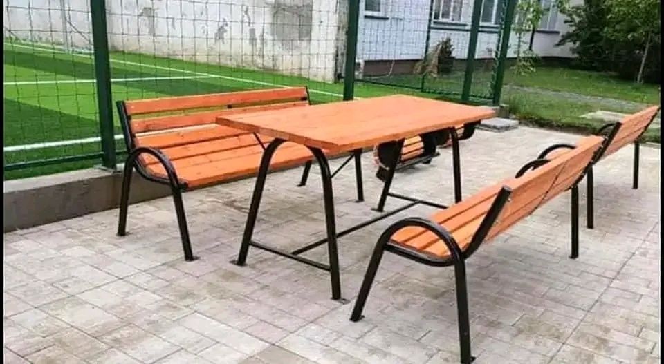 Seturi de mese și bănci