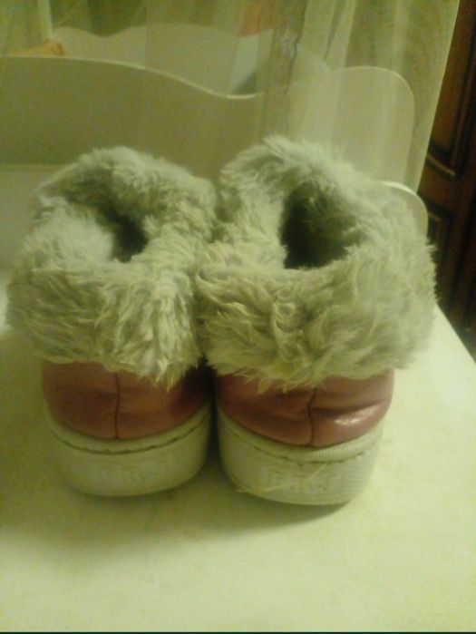 Ayollar oyoq kiyimi hadya qilinadi