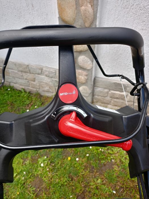 Моторна самоходна косачка MTD Pro от Швейцария