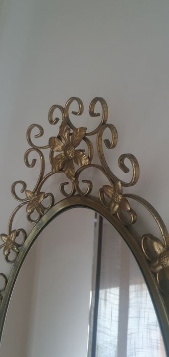 Oglinga deosebita foarte veche,dar in conditie foarte buna!