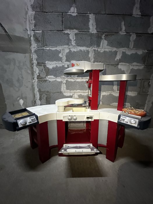 Детская кухня с игрушками