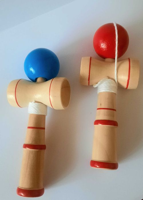 Kendama (albastra sau rosie )