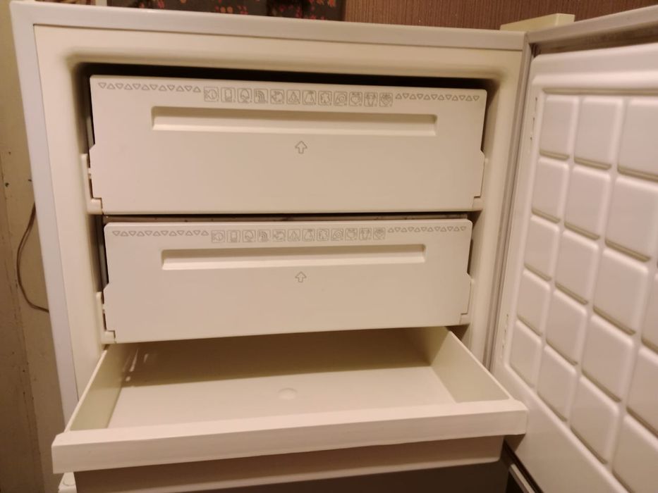 Продам холодильник с морозильной камерой