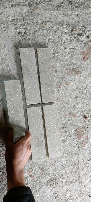Cărămidă aparentă debitată și piatră decorativă