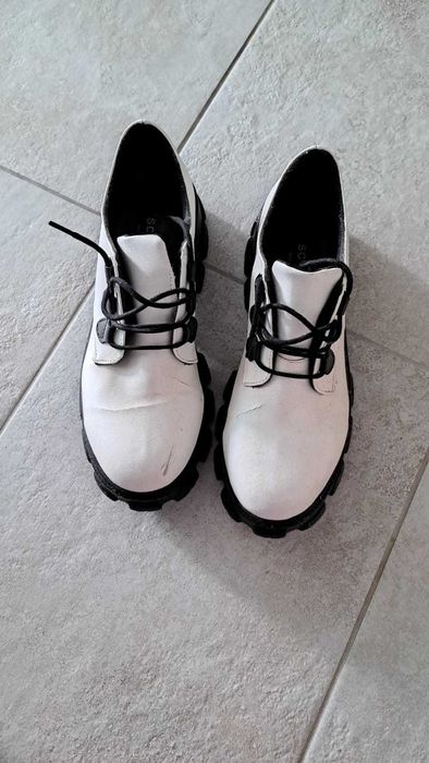 Papuci casual alb/negru!